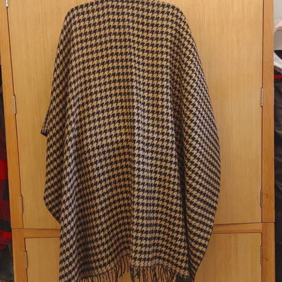 Black and Tan Houndstooth Acrylique Poncho/Cape. - Picture 2 of 7